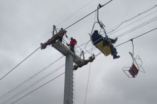 На горнолыжном курорте в Карпатах остановился подъемник: сняли 14 человек
