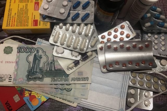 Некоторые лекарства сейчас стоят больше трех тысяч рублей, за пару недель болезни в аптеке можно оставить около десяти тысяч.