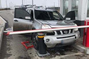 Мужчина на автомобиле пытался прорваться через КПВВ в Крым, - ГПСУ