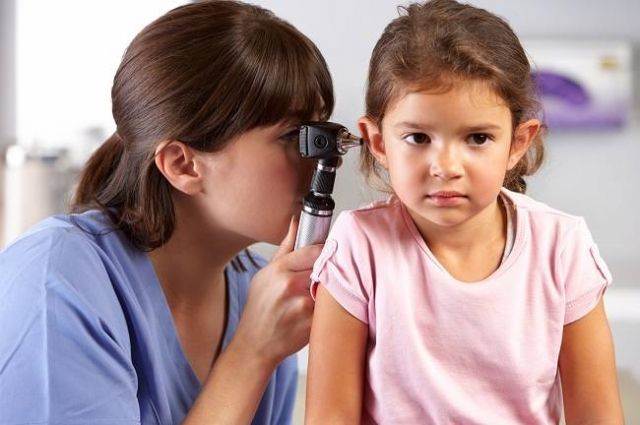 При первых болях в ушах ребенка надо вести к врачу.
