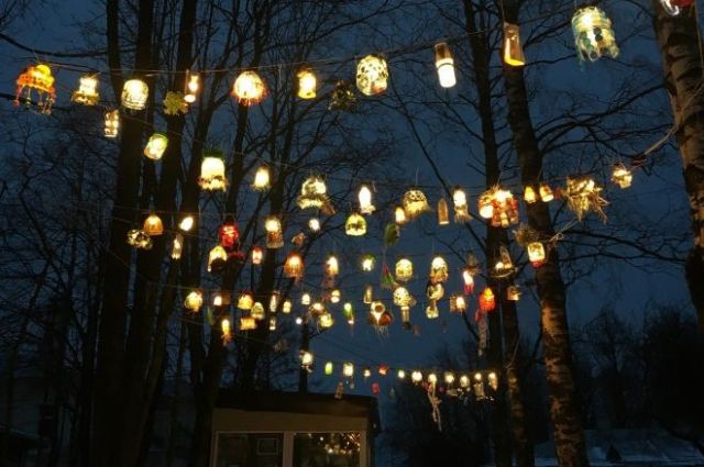 Жители Гатчины сделали фонарики из вторсырья и украсили ими аллею