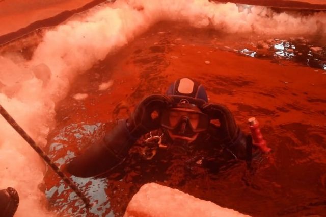 Спасатели приступили к поискам водителя бульдозера, затонувшего вместе с тяжелой техникой в озере Гогол в Чановском районе Новосибирской области. 