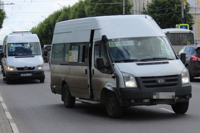 В Омске проверили работу перевозчика, из маршрутки которого выпал ребёнок