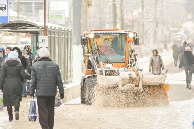 В Оренбурге жители дома на пр. Гагарина уже третий год подряд «скидываются» на трактор, который чистит их двор от снега. 
