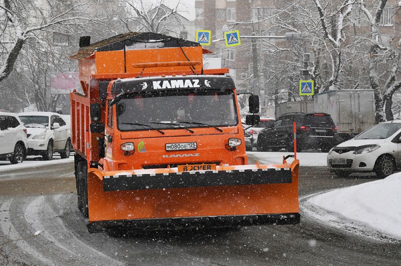 Спецтехника коммунальной службы во время снегопада во Владивостоке.