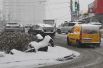 Автомобильное движение во время снегопада во Владивостоке.