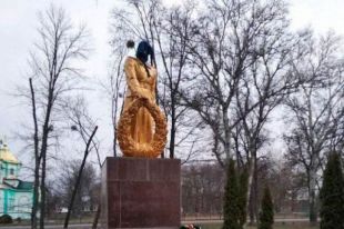 В двух областях осквернили памятники погибшим во Второй мировой войне.