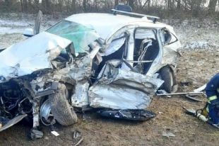 В Ровенской области автомобиль столкнулся с грузовиком: есть жертвы.
