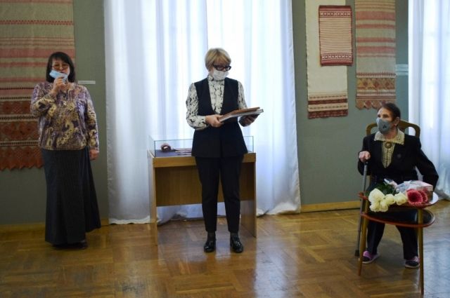 Свой 95-летний юбилей Диана Смирнова в прошлом году отметила выставкой в областном художественном музее имени И.П. Пожалостина.