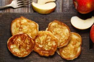 Оладьи с яблоками, творогом и медом: рецепт вкусного и нежного завтрака.