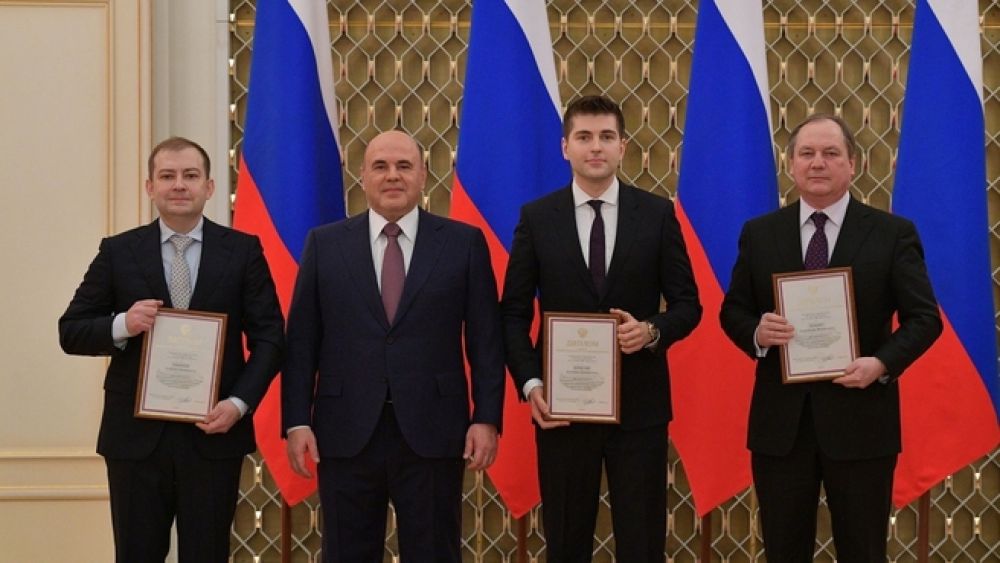 С генеральным директором АО «Первый канал. Всемирная сеть» Алексеем Ефимовым, продюсером СМИ телеканала «ПОБЕДА» Дмитрием Борисовым и советником генерального директора АО «Первый канал. Всемирная сеть» Александром Ильиным.