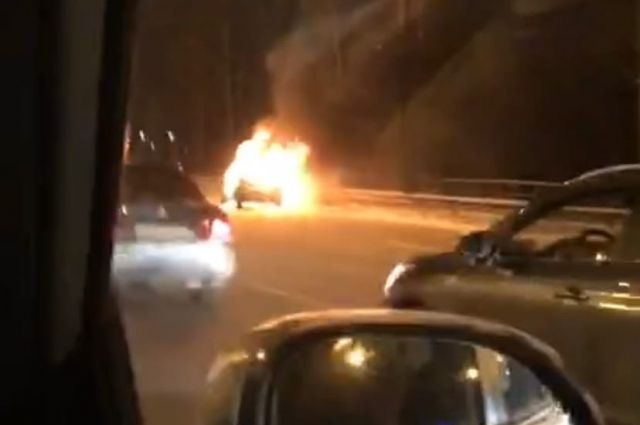 На мосту в центре Ярославля на ходу загорелся автомобиль