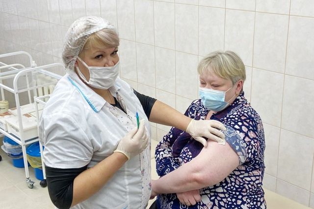 В Челябинской области началась вакцинация пенсионеров от COVID-19