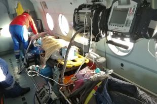 Все шестеро пострадавших при пожаре в Карасукском районе доставлены в Новосибирскую областную больницу вертолетом санавиации