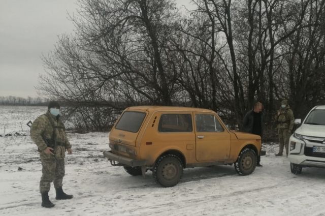 На границе Украины через забор пытались передать 400 тыс. рублей