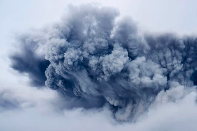 «Что-то взорвалось и горит»: жителей Прикамья напугал густой дым