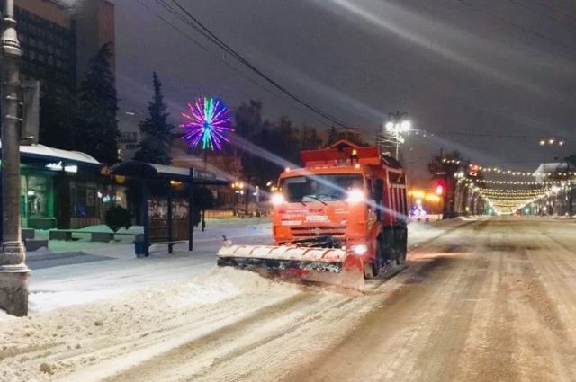Ночью в Курске коммунальщики вывезли более 1270 кубометров снега