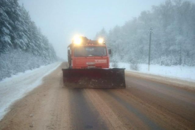 Дороги в Саратовской области от снега чистит 921 спецмашина