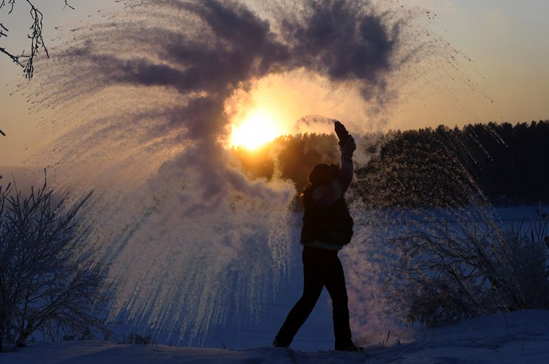 Женщина на берегу замерзшего Красноярского водохранилища в Красноярском крае.