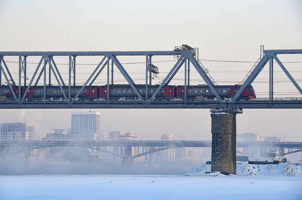 Электропоезд на железнодорожном мосту через Обь в Новосибирске.