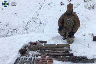 Возле Северодонецка правоохранители обнаружили тайник с оружием