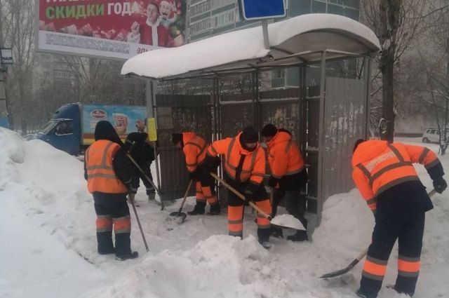 В вывозе снега с улиц Саратова участвуют более 100 единиц спецтехники