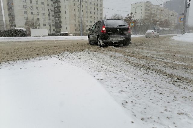 Сотрудники Госавтоинспекции в Оренбурге недовольны снегоуборкой в городе.