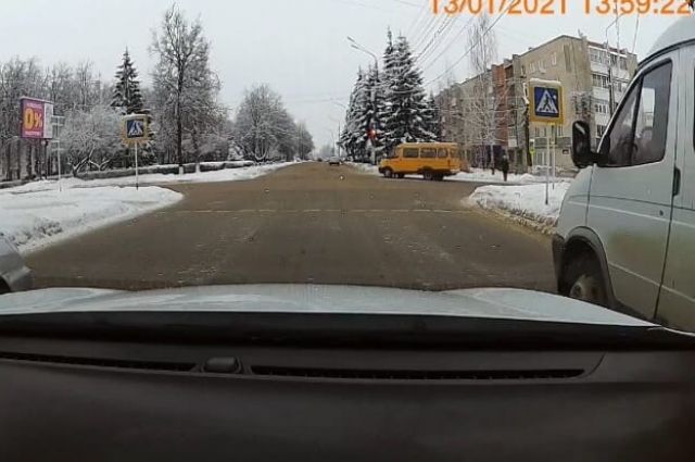 В Новомосковске водитель маршрутки грубо нарушил правила дорожного движения