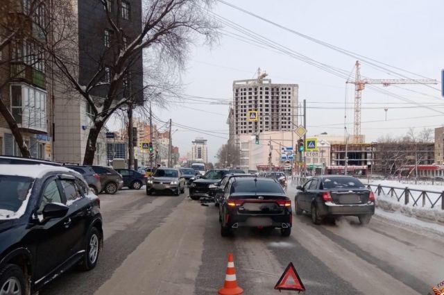 В Перми из-за столкновения трёх иномарок пострадал пешеход