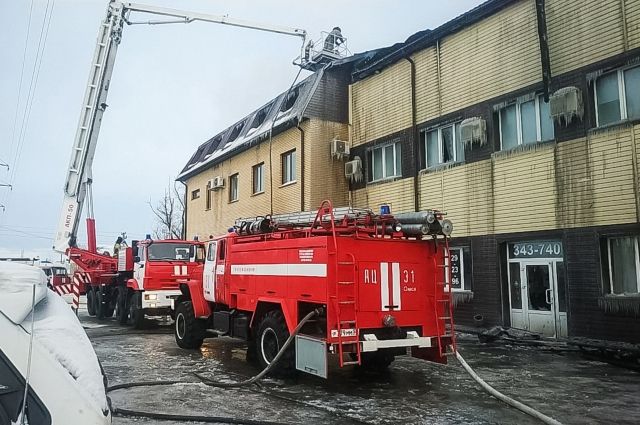 В Омске ликвидирован пожар, в котором чуть не сгорели 16 грузовиков