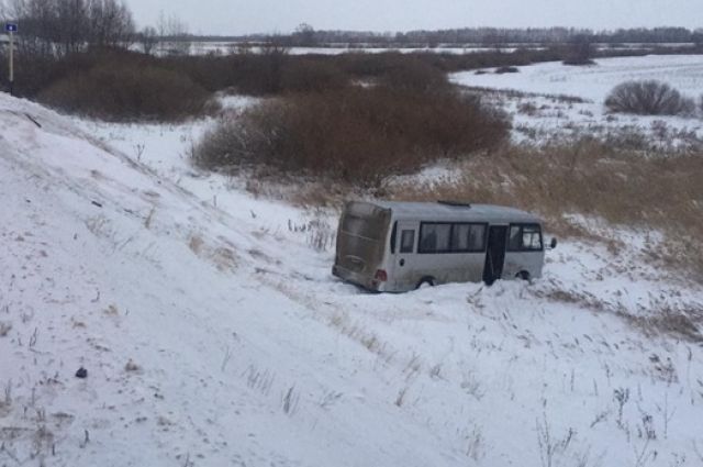 В Самарской области столкнулись легковушка и пассажирский автобус