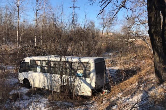 Автобус с пассажирами в Хабаровске упал в овраг