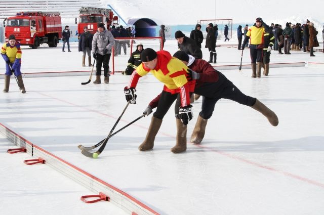 Белочки жгут лед: фестиваль хоккея в валенках проходит в Приморье