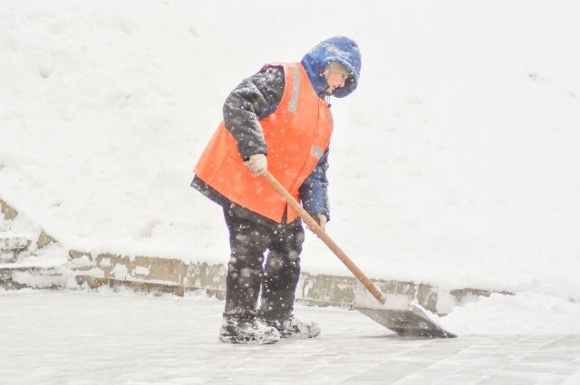 Саратовцев предупредили о крупных штрафах за выброс снега на дорогу