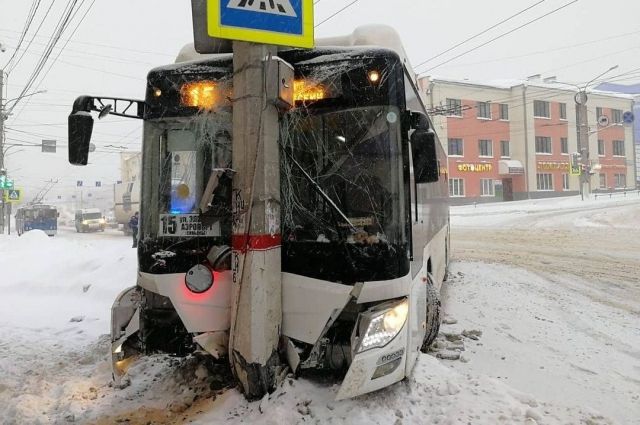 В центре Чебоксар пассажирский автобус врезался в столб
