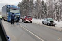 Лобовое столкновение легковушки и фуры произошло рядом с деревней Евсино