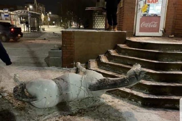 В Гатчине вандал пытался унести с собой лошадь из новогодней композиции