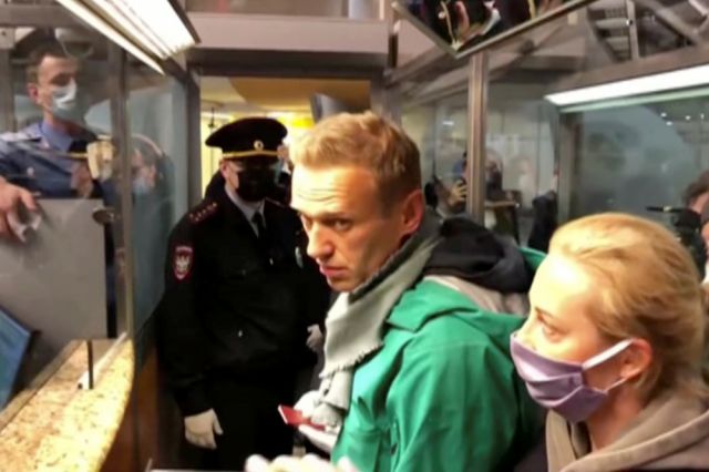 Зашел на посадку. Как Навального задержали в аэропорту Шереметьево?