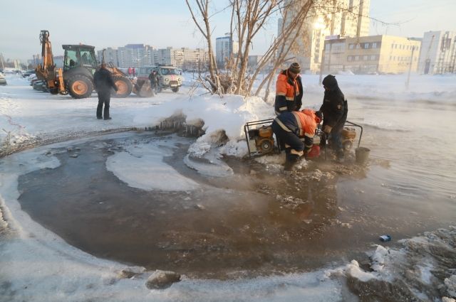 В Барнауле на улице Малахова устраняют повреждение водовода