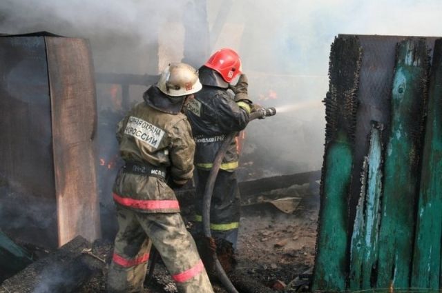 В Кувандыке 11 пожарных тушили загоревшийся из-за отопительной печи жилой дом. 