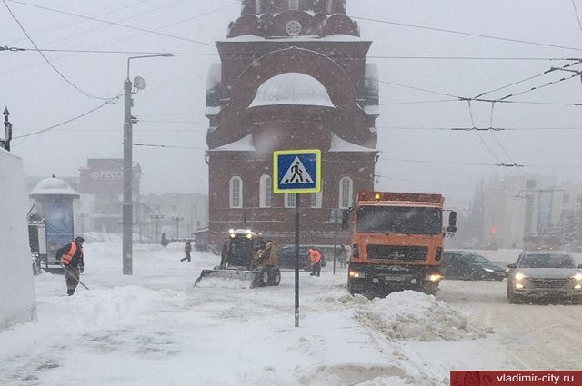 Коммунальщики убирают улицы Владимира от снега круглосуточно без выходных