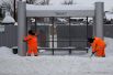 Сотрудники коммунальной службы проводят чистку снега на улице Фадеева в Краснодаре.