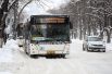 Автобус во время снегопада на улице Красная в Краснодаре.