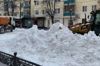 На улице Красной в Краснодаре спецтехника еле справляется с горами снега.