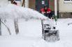 Сотрудник коммунальной службы проводит чистку снега в Краснодаре.