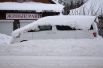 Занесенная снегом машина на улице Фадеева в Краснодаре.