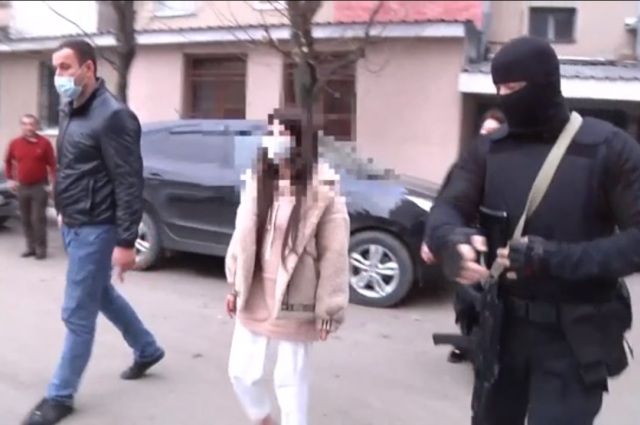 Силовики задержали шестерых подозреваемых девушек.