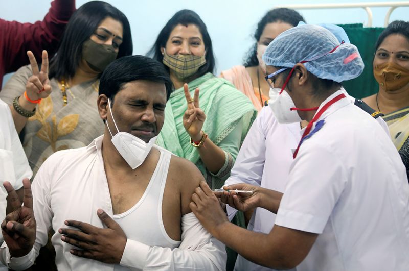 Вакцинация в Мумбаи.