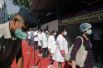 Работники системы здравоохранения в очереди на вакцинацию в Мумбаи.