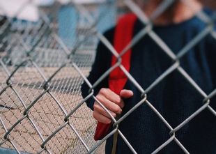 Нередко хандра и апатия у подростков выливается в деструктивное поведение.